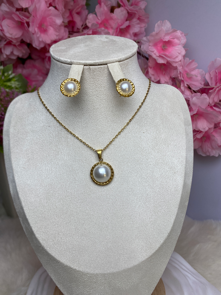 Stainless Steel Color: 18k gold plated