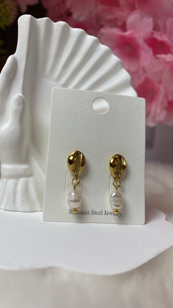 [A0095] Stainless Steel Type: Hoop Earring Color: PVD 18k gold
(freshwater pearl)